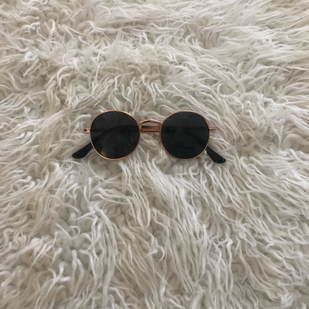 Black rounded glasses